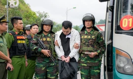 Các đối tượng bị di lý về phía biên giới, bàn giao cho lực lượng chức năng Trung Quốc. Ảnh: Duy Chiến