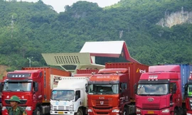 Lực lượng Biên phòng phối hợp với các ngành chức năng điều tiết xe hàng xuất khẩu tại cửa khẩu Hữu Nghị .Ảnh: V. Tráng 