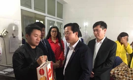 Phó Bí thư TT Tỉnh ủy Lạng Sơn Hoàng Văn Nghiệm tặng quà cho bệnh nhân đang điều trị tại bệnh viên .Ảnh: K. Thuận