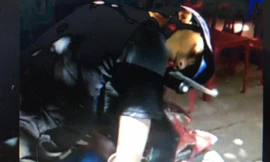 Người thanh niên gục trên chiếc xe máy và tử vong bất thường. Ảnh: TL