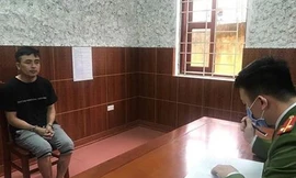 Đối tượng Quý (bìa trái) khai nhận hành vi tại cơ quan điều tra .Ảnh: H. Mỹ 