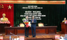 Anh Long Hải nhận hoa chúc mừng. Ảnh: H.N