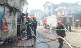 Sau gần 2 giờ đồng hồ, lực lượng chức năng Cao Bằng mới khống chế được vụ cháy *ảnh: Văn Sơn