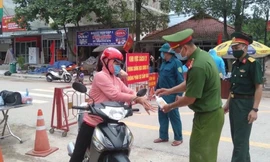 Tại huyện Đình Lập thành lập các chốt kiểm tra y tế đối với người, phương tiện lưu thông trên đường .Ảnh: TL