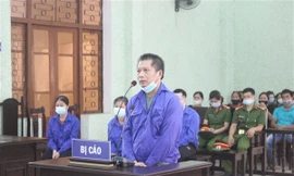 Bị cáo Phan Văn Sầm (đứng) cùng 3 bị cáo ra tòa lĩnh án .Ảnh: P.O