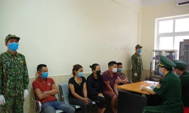 Nhóm người nhập cảnh trái phép bị lực lượng Biên phòng Tân Thanh phát hiện, bắt giữ vào sáng 1/8 .Ảnh: T.Đ