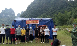 Đồn Biên phòng cửa khẩu Lý Vạn ngăn chặn 12 công dân nhập cảnh trái phép qua đường mòn .Ảnh: CB