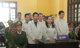 Bị cáo Vi Văn Thế (ngoài cùng bên phải) cùng các đồng phạm hầu tòa. Ảnh: Duy Chiến