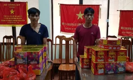 Hai đối tượng Thuấn và Huấn cùng tang vật tại cơ quan công an *ảnh: N. Thái