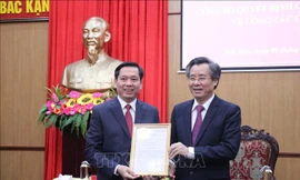 Ông Nguyễn Quang Dương, Ủy viên Ban chấp hành Trung ương Đảng, Phó Trưởng Ban Tổ chức Trung ương (phải) trao quyết định cho đồng chí Nguyễn Long Hải. Ảnh: TTXVN