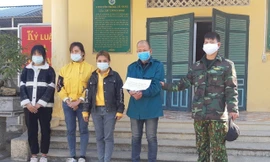 Lực lượng chức năng huyện Văn Lãng, Lạng Sơn lấy lời khai của đối tượng Lợi (ngoài cùng, bên phải) .Ảnh: V. Toàn 