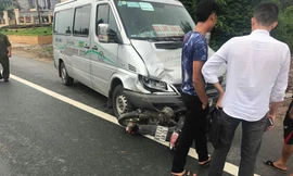 Chiếc xe mô tô lọt vào gầm xe ô tô nom kinh hãi *ảnh: Duy Chiến