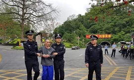 Đối tượng Đồng (giữa) bị công an Trung Quốc bắt giữ, trao trả qua cửa khẩu Hữu Nghị .Ảnh: Việt Dũng