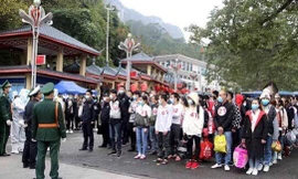 Trong số 137 công dân được trao trả qua cửa khẩu Hữu Nghị, lực lượng chức năng phát hiện 2 đối tượng truy nã .Ảnh: N. My