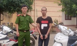 Đối tượng Thư (bìa phải) tại cơ quan điều tra .Ảnh: A. Khoa 