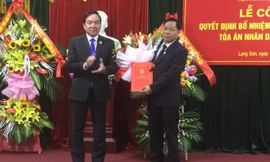 Ông Phạm Văn Tuệ (bìa phải) nhận quyết định bổ nhiệm từ đại diện lãnh đạo TAND tối cao .Ảnh: Duy Chiến