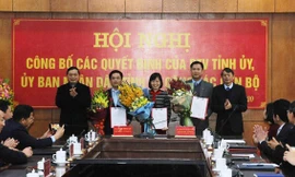 Tân Phó chánh Văn phòng Tỉnh ủy, UBND tỉnh Cao Bằng nhận quyết định, hoa chúc mừng của lãnh đạo tỉnh .Ảnh: V. Tiệp