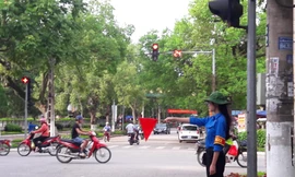 Dưới cái nắng gắt giữa hè, lực lượng ĐVTN vẫn bám trụ, điều tiết giao thông. *ảnh: DC