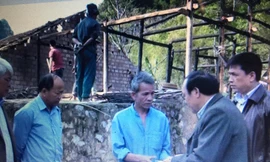 Chính quyền và nhân dân hỗ trợ gia đình ông Đức tại hiện trường vụ cháy *ảnh: CB