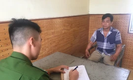 Đối tượng Thắng (phải) khai nhận hành vi trái pháp luật tại cơ quan công an .Ảnh: H. Nhung 