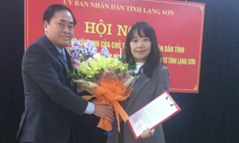 Lãnh đạo tỉnh Lạng Sơn trao quyết định, tặng hoa tân Phó giám đốc sở KH-ĐT tỉnh Lạng Sơn (bìa phải). Ảnh: Duy Chiến