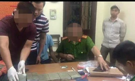 Hai đối tượng Thắng và Sơn bị bắt quả tang vận chuyển 10 bánh ma túy .Ảnh: Duy Chiến