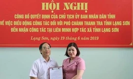 Ông Bế Mạnh Quân (bìa trái) nhận quyết định điều động của tỉnh Lạng Sơn .Ảnh: Phương Linh