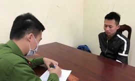 Đối tượng Cường (bìa phải) khai nhận hành vi tại cơ quan công an .Ảnh: TL