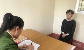 Thị Yến (bìa phải) khai nhận hành vi lừa đảo với cơ quan công an .Ảnh: TL