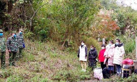 Nhóm 5 người nhập cảnh trái phép bị lực lượng biên phòng Lạng Sơn kịp thời ngăn chặn tại mốc 1109. Ảnh: V. Thượng 