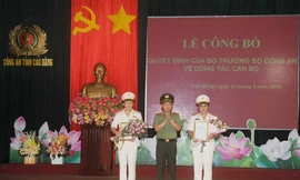 Thừa ủy quyền của Bộ trưởng Bộ Công an, Thiếu tướng Nguyễn Ngọc Toàn, Giám đốc Công an tỉnh Cao Bằng trao quyết định bổ nhiệm cho hai Phó Giám đốc Công an tỉnh. Ảnh: Vũ Tiệp
