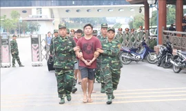 Dẫn độ nhóm tội phạm có lệnh truy nã cho công an Trung Quốc. Ảnh: Ngọc Tùng