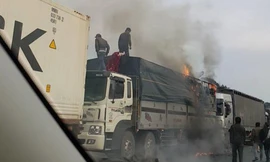 Đang ùn ứ trên quốc lộ, xe chở dưa hấu bỗng bốc cháy dữ dội 