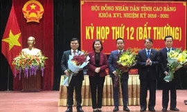 Tân Phó chủ tịch tỉnh (giữa) và Ủy viên UBND tỉnh nhận hoa chúc mừng của lãnh đạo tỉnh Cao Bằng .Ảnh: TL