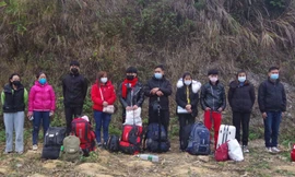 10 công dân nhập cảnh trái phép, bị lực lượng Biên phòng Bảo Lâm ngăn chặn sáng 5/1 .Ảnh: Vi Toàn 