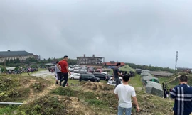 Hàng ngàn lượt người, phương tiện hội tụ trên đỉnh Mẫu Sơn trong ngày 30/4 .Ảnh: H. Lan