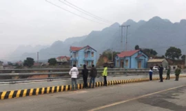 Xe ô tô của anh Lê Văn Nghĩa (thành phố Bắc Giang) bị ném vỡ kính chắn gió (ảnh do CA Lạng Sơn cung cấp)