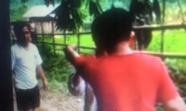 Ông L (bìa phải, áo đỏ) liên tục gây hấn, chửi đổng với người nghi là công an viên của xã Mông Ân (huyện Bình Gia) *ảnh: Duy Chiến