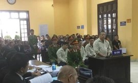 Bốn bị cáo ra tòa sáng hôm nay (18/11). Ảnh: Duy Chiến