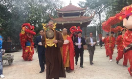 Ngày Ông Công, ông Táo, người dân Lạng Sơn vẫn thực hiện nghi lễ thả cá bình thường .Ảnh: Duy Chiến