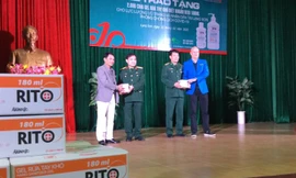 Lực lượng Biên phòng, Quân đội tỉnh Lạng Sơn nhận 2000 sản phẩm phòng chống dịch của Công ty Sinh Việt- Akino (Hà Nội) trao tặng .Ảnh: Duy Chiến