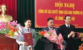 Chủ tịch tỉnh Lạng Sơn (bìa phải) trao Quyết định, tặng hoa cho các ông: Nguyễn Văn Trường, Trần Thanh Hải .Ảnh: Nguyệt My