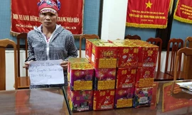 Đối tượng và tang vật tại cơ quan công an Lạng Sơn. Ảnh: TL