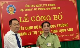 Lãnh đạo Bộ Công thương trao Quyết định cho ông Nguyễn Văn Trường (bìa phải) .Ảnh: Quyên Lưu