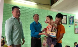 Tặng vé cho trẻ khuyết tật ở phường Chi Lăng, TP Lạng Sơn .Ảnh: Duy Chiến