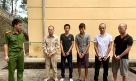 Các đối tượng đòi nợ tại cơ quan công an .Ảnh: Diệu Linh