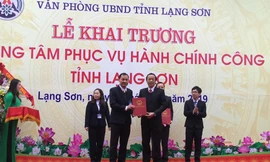 Ông Phạm Hùng Trường (bìa trái) nhận Quyết định bổ nhiệm giám đốc Trung tâm phục vụ hành chính công .Ảnh: Duy Chiến