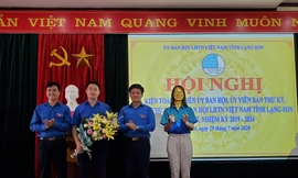Anh Đoàn Thành Công (cầm hoa) cùng 2 tân Ủy viên Ủy ban Hội LHTN tỉnh Lạng Sơn nhận lời chúc mừng của lãnh đạo Tỉnh đoàn Lạng Sơn .Ảnh: Duy Chiến