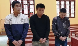 Ba đối tượng ra trước vòng móng ngựa lĩnh án *ảnh: Nguyễn Thái