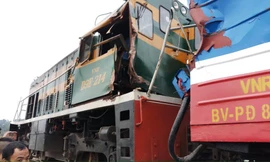 Đầu tàu hỏa hư hỏng sau cú va chạm. Ảnh: TL